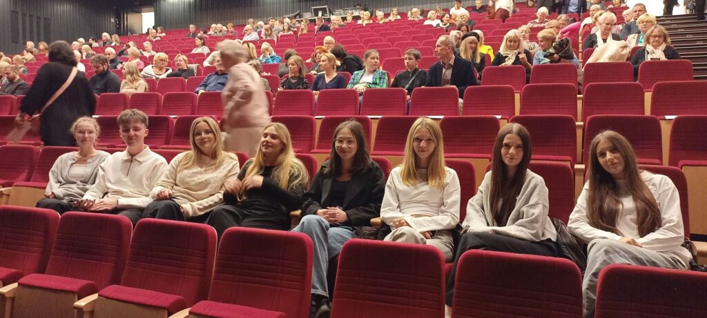Uczniowie ZSE nr 2 na premierze spektaklu „Daszyński” w Nowohuckim Centrum Kultury