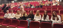 Uczniowie ZSE nr 2 na premierze spektaklu „Daszyński” w Nowohuckim Centrum Kultury