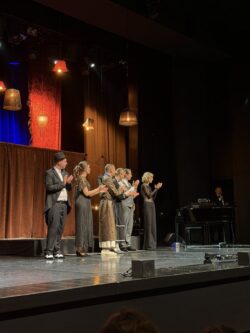 Uczniowie ZSE nr 2 na premierze spektaklu „Daszyński” w Nowohuckim Centrum Kultury